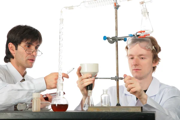 两位化学家与化工设备 — 图库照片