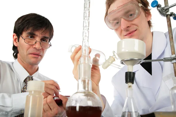 Dois cientistas com equipamento químico — Fotografia de Stock