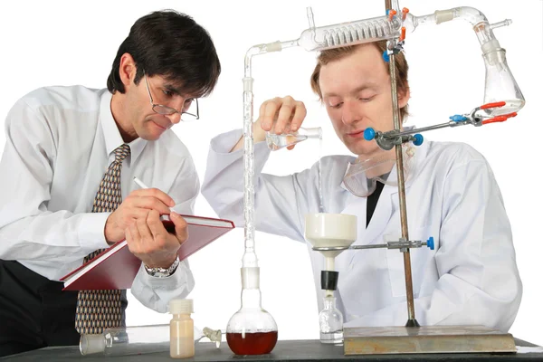 Dois cientistas fazem experiências químicas. — Fotografia de Stock