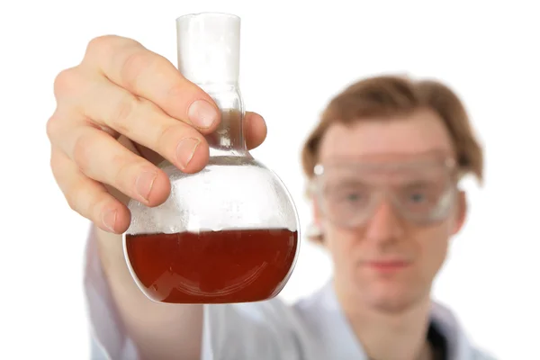 Kemist håller kolven med brun vätska — Stockfoto