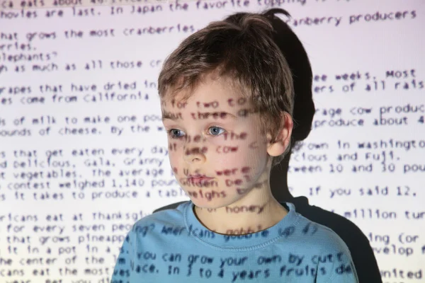 Chłopiec urządzenie projekcji tekst — Zdjęcie stockowe