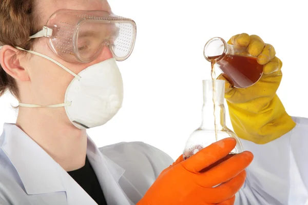 View on scientist in respirator and rubber gloves pours brown l — Stock Photo, Image