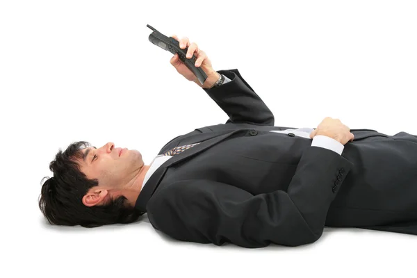 Liggande på rygg affärsman med telefonen — Stockfoto