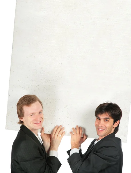 Két üzletember hordoz fehér lemez műanyag hab아름 다운 분홍색 거 베라 흰색 절연 — Stock Fotó