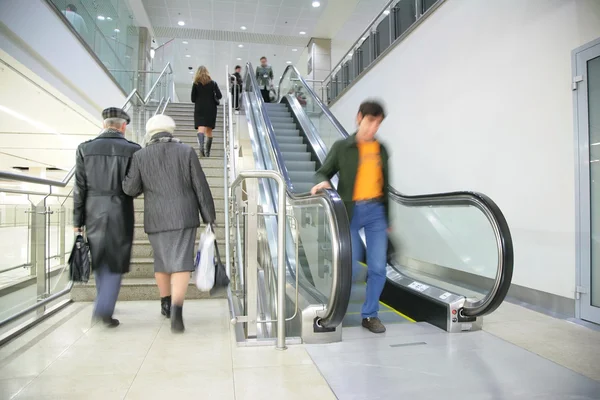 På stege och rulltrappa — Stockfoto