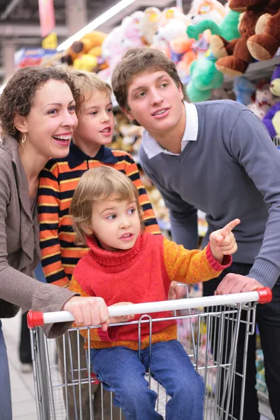 Föräldrar med barn i butik — Stockfoto