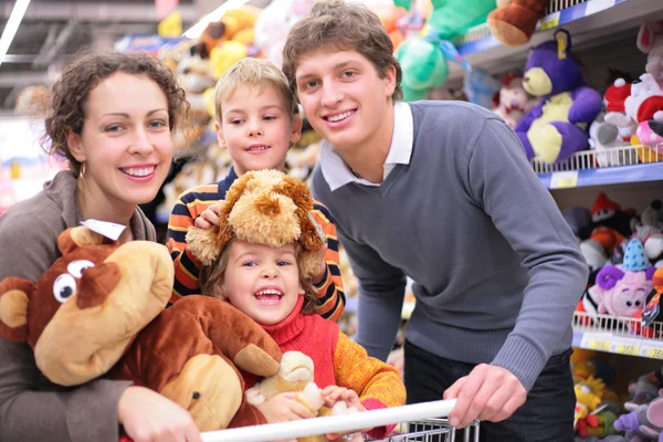 Família na loja com brinquedos macios — Fotografia de Stock