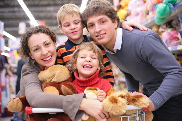 Famiglia in negozio con giocattoli — Foto Stock