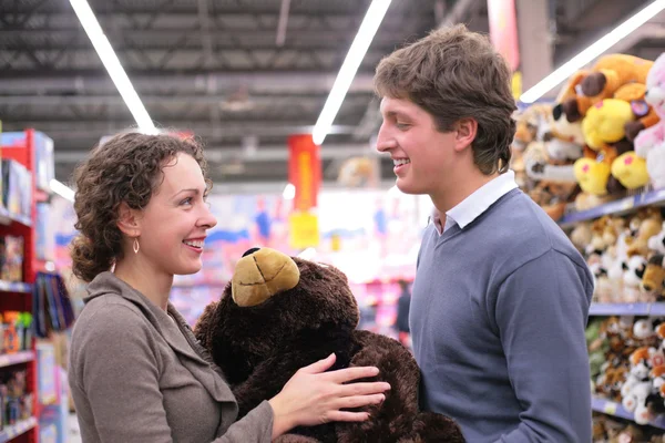 Couple in shop with soft toy — Stock Photo, Image