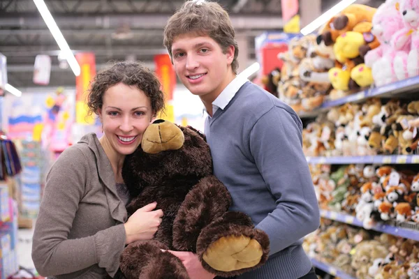 Couple in shop with big soft toy — Stock Photo, Image
