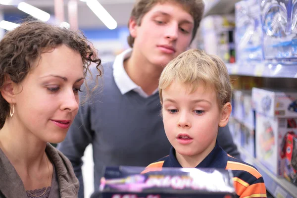 Vader en moeder met zoon met speelgoed in winkel — Stockfoto