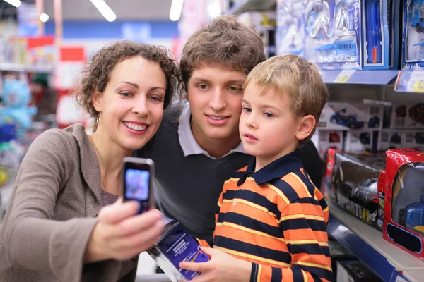 Сім'я фотографується в магазині — стокове фото