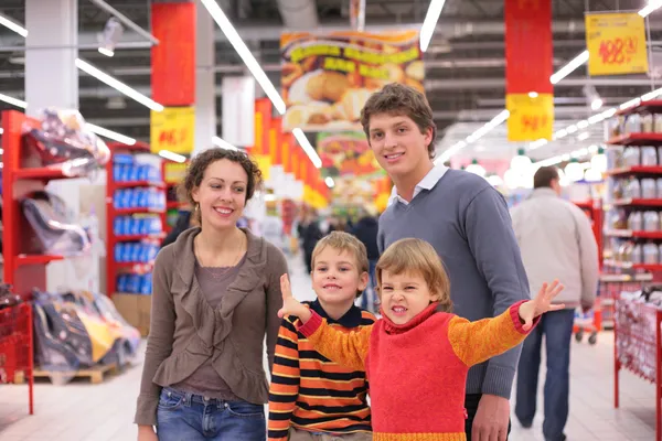 Süpermarkette çocuklu aileler — Stok fotoğraf
