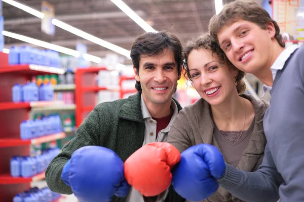 Tre amici in guantoni da boxe in negozio — Foto Stock