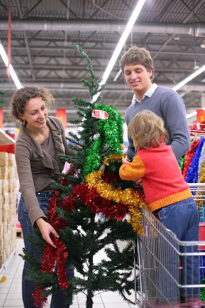 Família compra árvore de Natal com decorações — Fotografia de Stock