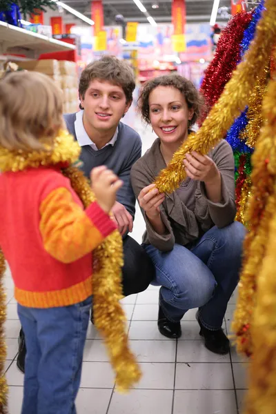 Família escolhe decoração de árvore de Natal — Fotografia de Stock