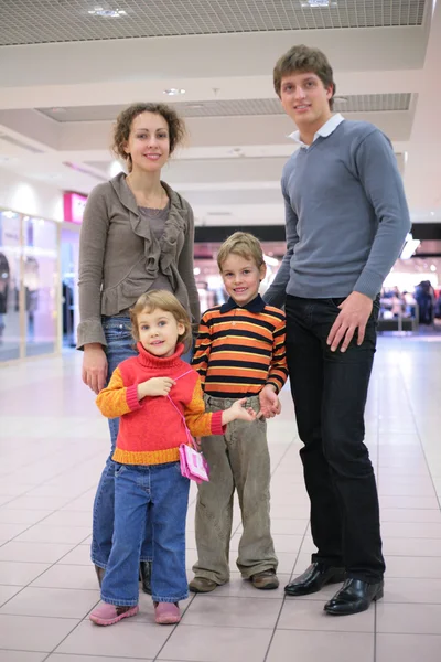 Родители с детьми в супермаркете — стоковое фото