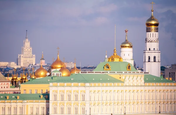 Visa på stora Kremlin palace och Ivan's belltower stora — Stockfoto