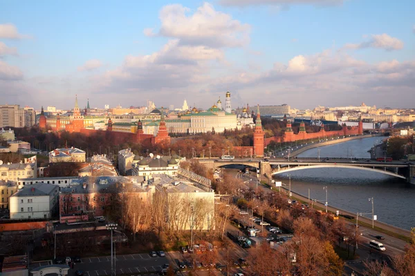 Visa på Moskva-floden och Kreml — Stockfoto