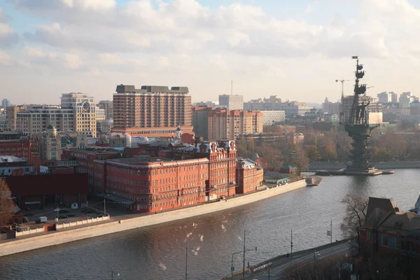 Moskova Nehri ve büyük peter Anıtı — Stok fotoğraf