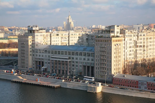 在码头的莫斯科河上的大房子 — 图库照片
