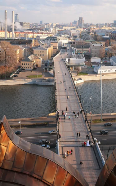 查看从顶上的行人天桥横跨莫斯科河 — 图库照片