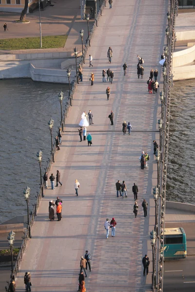 Sul ponte pedonale sul fiume Mosca — Foto Stock