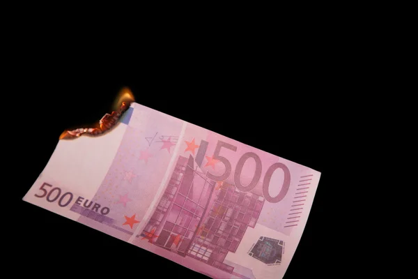 Сжигание пятисот евро — стоковое фото
