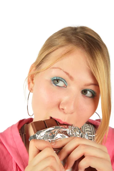 Takım elbiseli genç kız çikolata yiyor — Stok fotoğraf