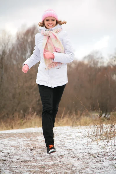 Joven belleza chica corre en madera en invierno — Foto de Stock