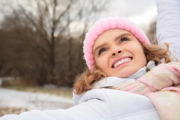 Gezicht van jonge schoonheid meisje in hout in de winter — Stockfoto