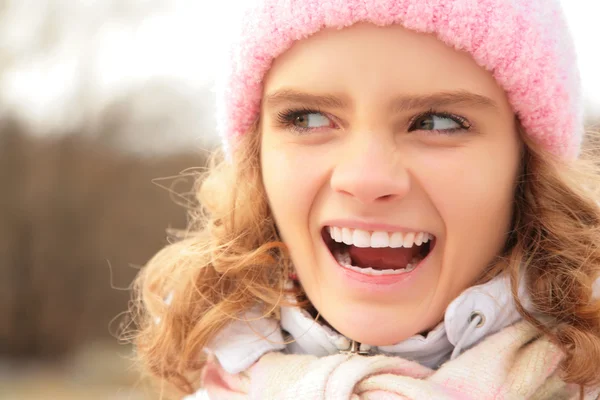 Portrét zlobí mladé dívky, venkovní v zimě — Stock fotografie