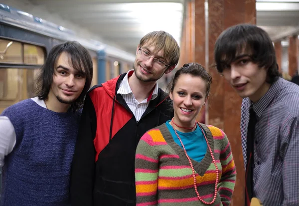 Gruppe junger Freunde auf U-Bahn-Station — Stockfoto