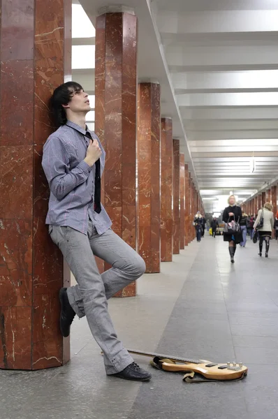 Молодой музыкант на станции метро — стоковое фото
