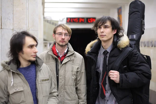 Drie jonge muzikanten in metrostation — Stockfoto