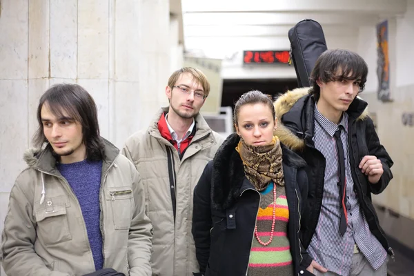Quatro jovens músicos na estação de metro, foco em menina — Fotografia de Stock