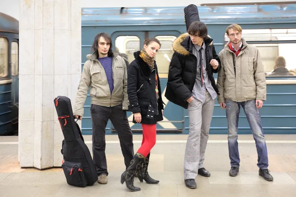 Čtyři mladí hudebníci na stanici metra — Stock fotografie