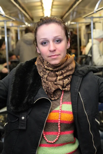 Menina no vagão do metrô — Fotografia de Stock