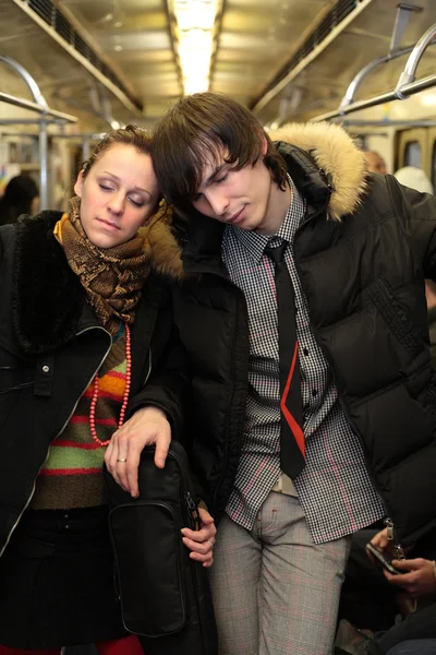 Par de dormir em vagão de metrô — Fotografia de Stock