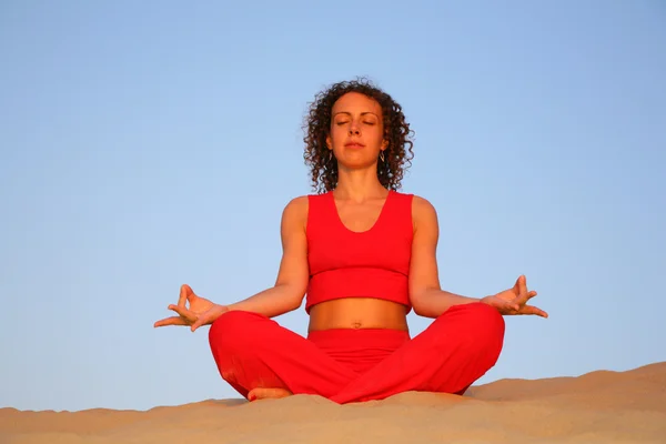 Jovem mulher ioga na areia — Fotografia de Stock