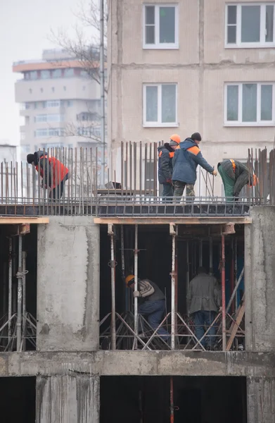 Arbeiders bouwen gebouw — Stockfoto