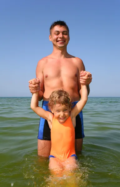Батько з дитиною в морі — стокове фото
