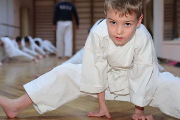 Karate pojke i sporthall — Stockfoto