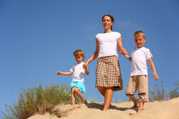 Mother with children goes on sand — Stock Photo, Image