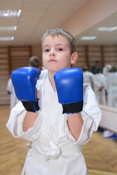 Jongen in sporthal in bokshandschoenen — Stockfoto