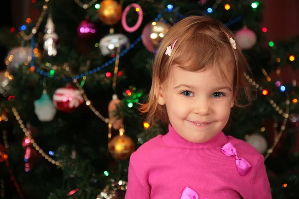 Noel köknar ve küçük kız — Stok fotoğraf