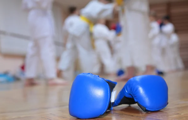 Боксерські рукавички на підлозі спортивного залу — стокове фото