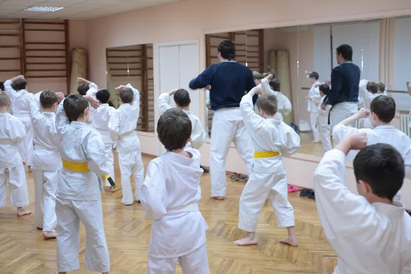 Karate chlapci výcviku ve sportovní hale — Stock fotografie