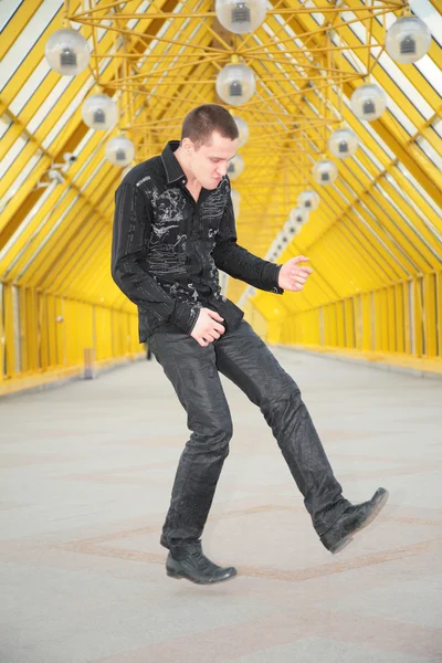 Guy allegorize play on guitar on footbridge — Stock Photo, Image