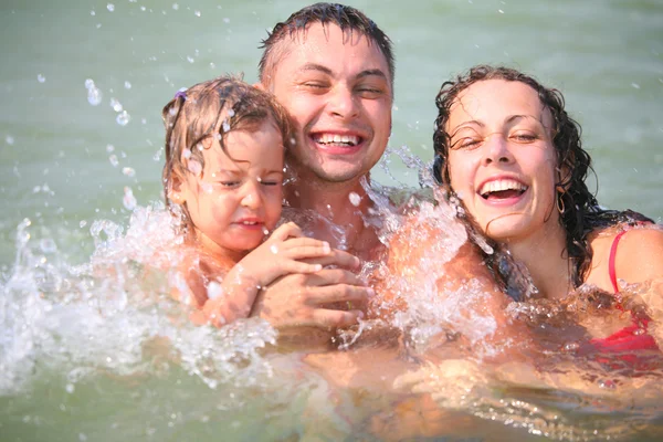 Lycklig familj i havet — Stockfoto